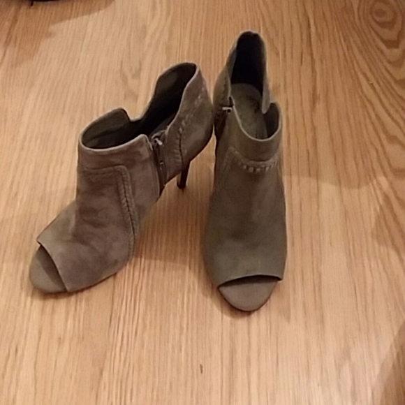 Vince Camuto Shoes - Vince Camuto green heeled zippered booties, sz. 8